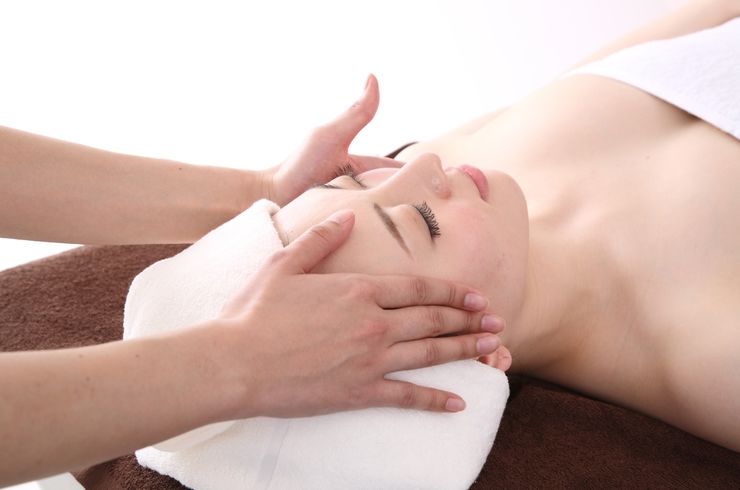 フェイシャルアロママッサージ〔20分〕																																																	